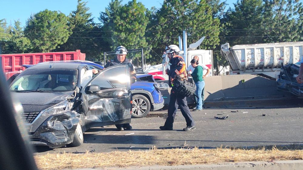 Accidente múltiple en carretera 100 causa cierre vial hacia Querétaro.