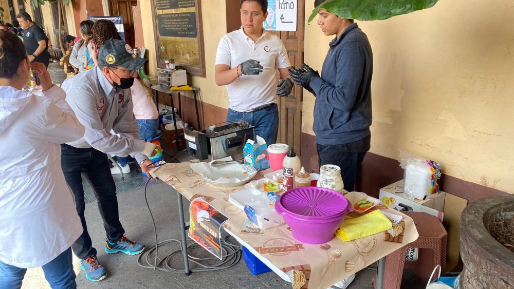 Jóvenes estudiantes apoyan a asociación de mascotas a través del emprendimiento.