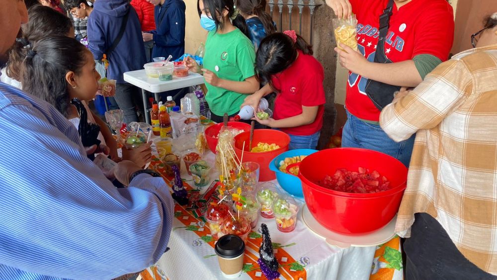 Jóvenes estudiantes apoyan a asociación de mascotas a través del emprendimiento.