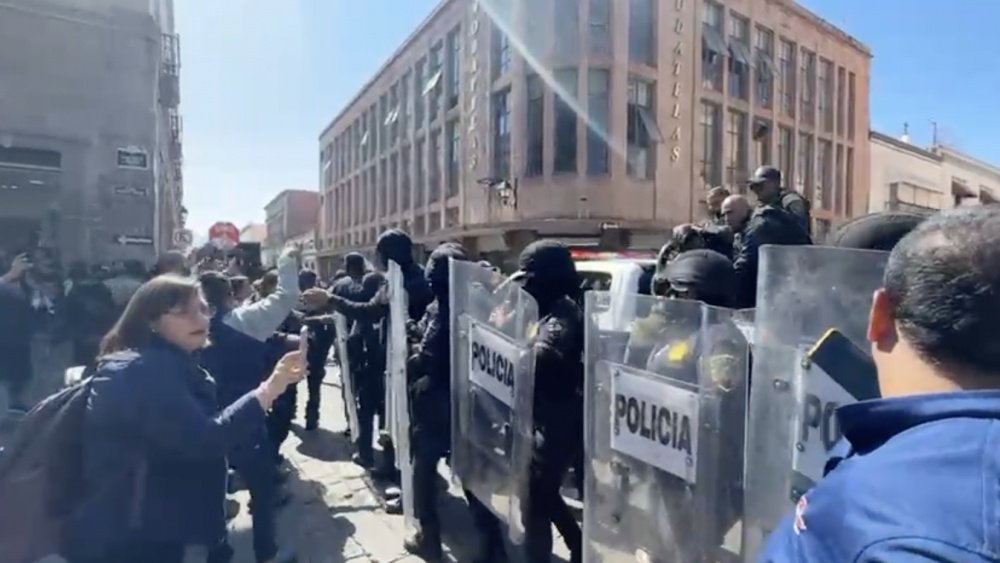 Violento desalojo de comerciantes en centro histórico de Querétaro.