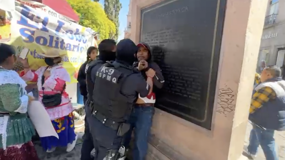 Violento desalojo de comerciantes en centro histórico de Querétaro.