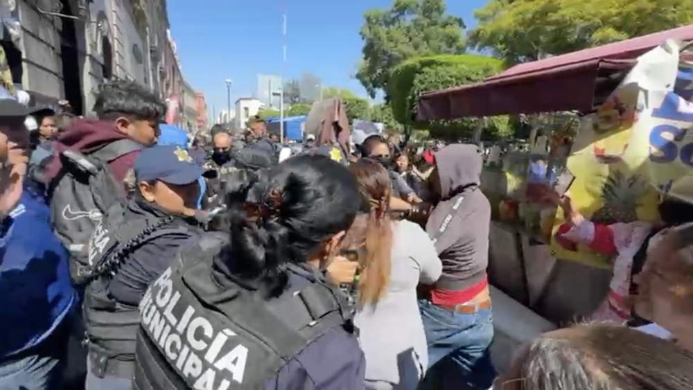 Violento desalojo de comerciantes en centro histórico de Querétaro.