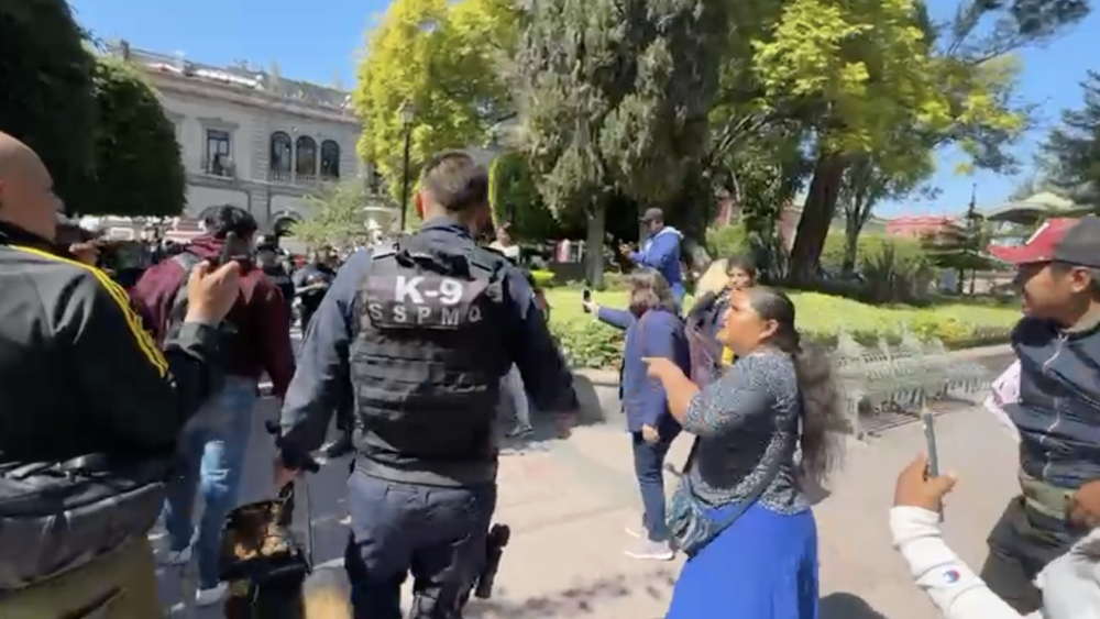 Violento desalojo de comerciantes en centro histórico de Querétaro.