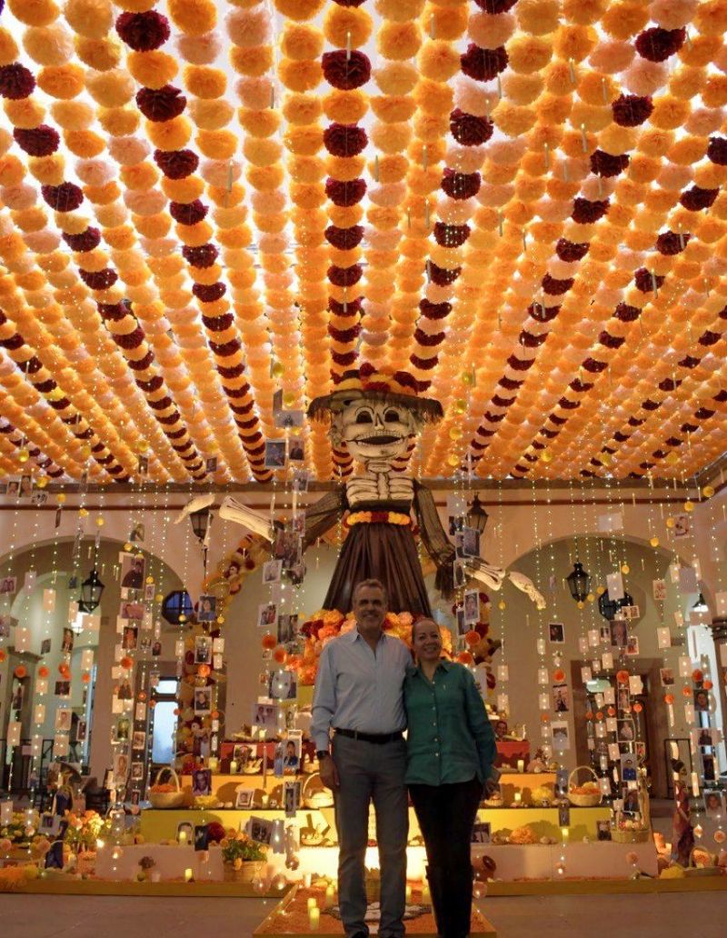 Querétaro honra a sus difuntos con un altar monumental en Palacio de Gobierno.