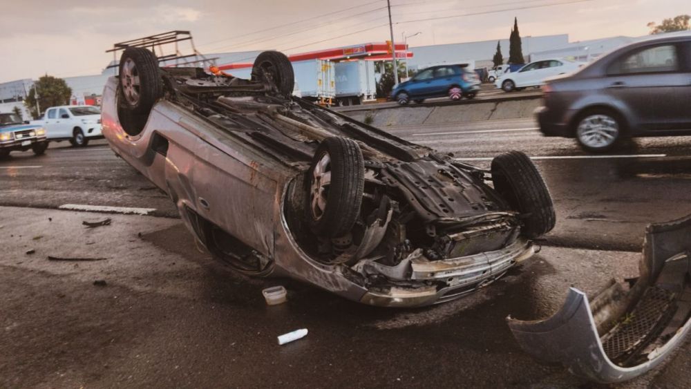 Volcadura en Paseo de la República deja un lesionado leve. FOTOS: PROTECCION CIVIL.