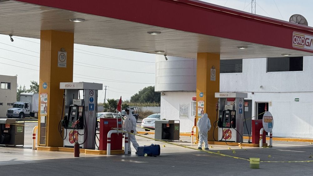 Grupo armado intenta robar pipa de gasolina en autopista México-Querétaro.