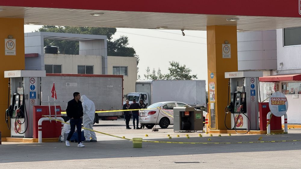 Grupo armado intenta robar pipa de gasolina en autopista México-Querétaro.