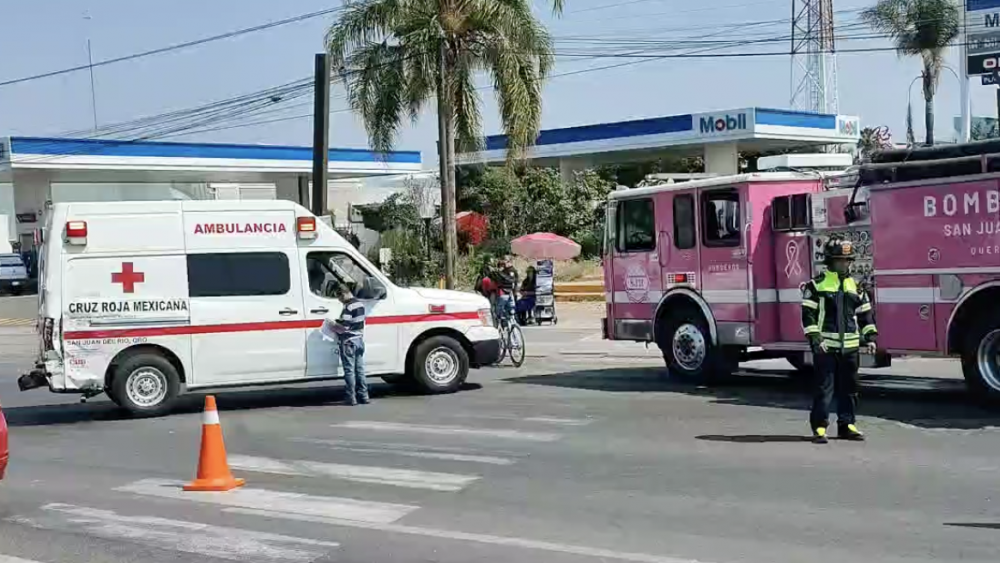 Ambulancia de Cruz Roja sufre accidente en San Juan del Río.