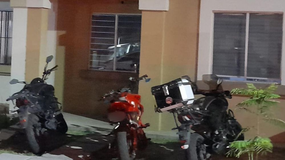 Cateo en Ciudad del Sol: Policía Estatal asegura motocicletas robadas.