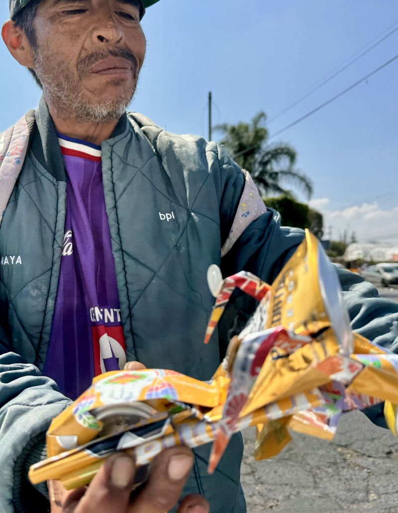 Artesano se gana la vida vendiendo mini motocicletas hechas de latas en San Juan del Río.