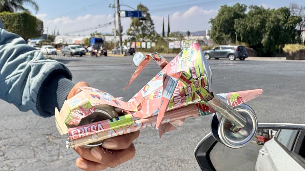 Artesano se gana la vida vendiendo mini motocicletas hechas de latas en San Juan del Río.