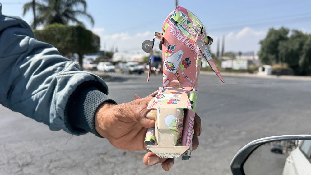 Artesano se gana la vida vendiendo mini motocicletas hechas de latas en San Juan del Río.