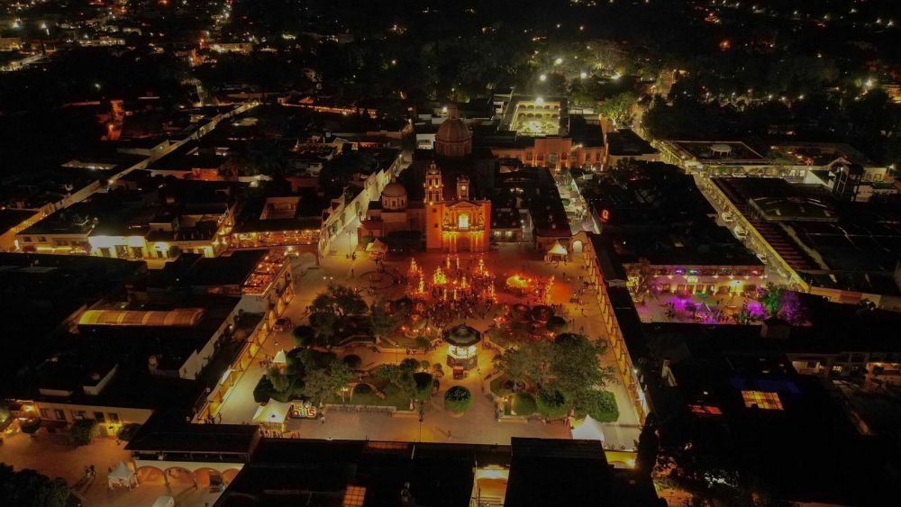 Inicia el Festival “Tejedores de Luz” con el encendido del altar en Tequisquiapan.