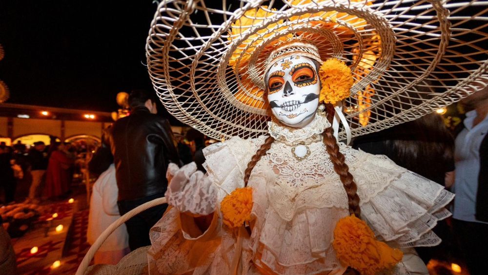 Inicia el Festival “Tejedores de Luz” con el encendido del altar en Tequisquiapan.