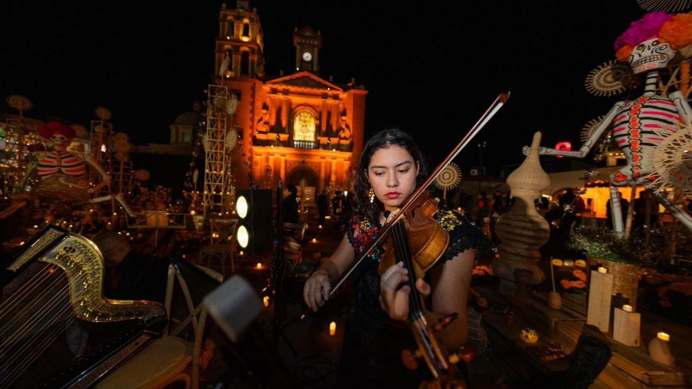 Inicia el Festival “Tejedores de Luz” con el encendido del altar en Tequisquiapan.