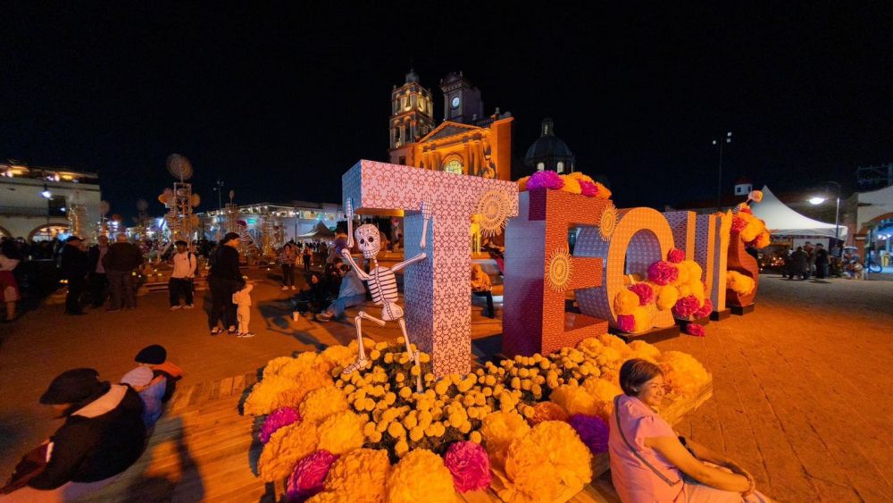 Inicia el Festival “Tejedores de Luz” con el encendido del altar en Tequisquiapan.