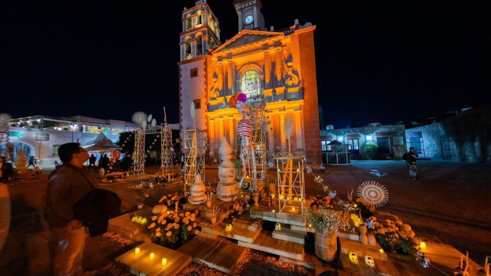 Inicia el Festival “Tejedores de Luz” con el encendido del altar en Tequisquiapan.