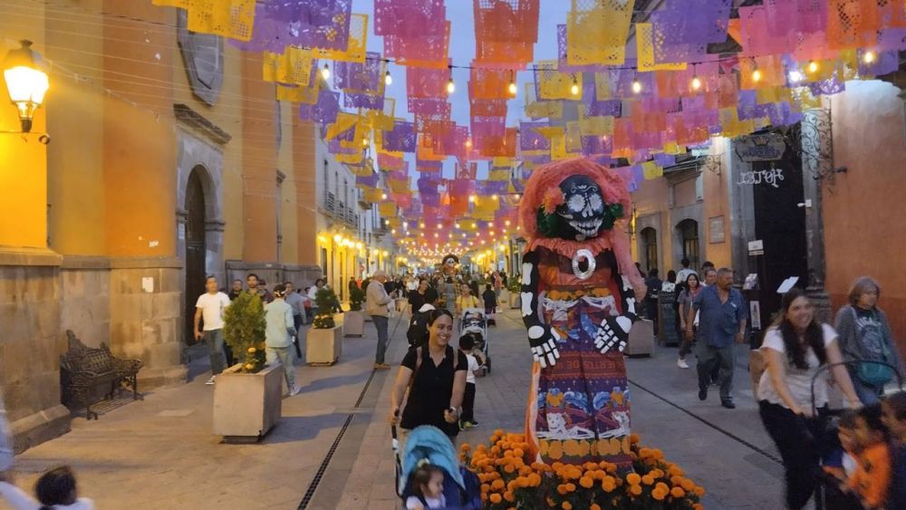 Turismo de Querétaro honra a policías caídos con altar monumental.