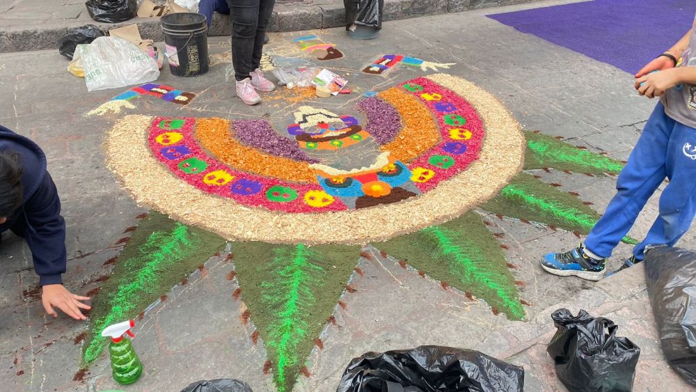 Tapetes del Mictlán engalana el Centro de San Juan del Río.