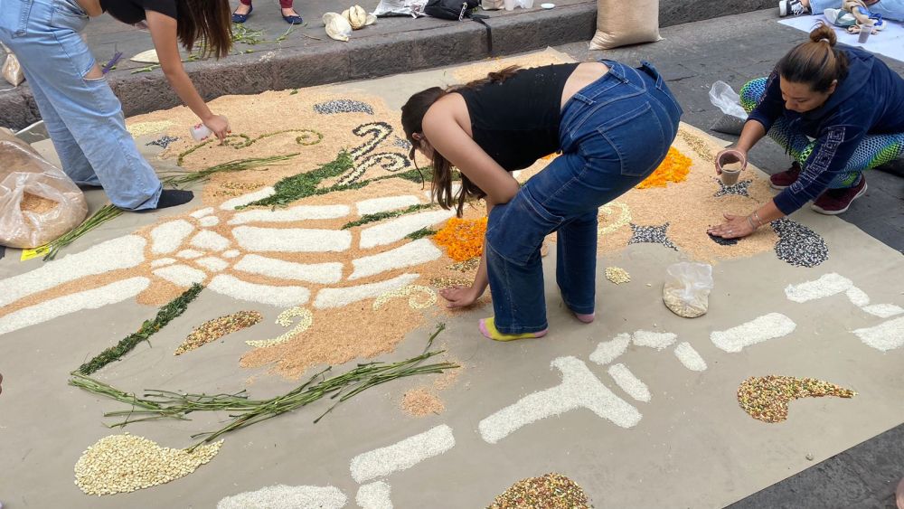 Tapetes del Mictlán engalana el Centro de San Juan del Río.