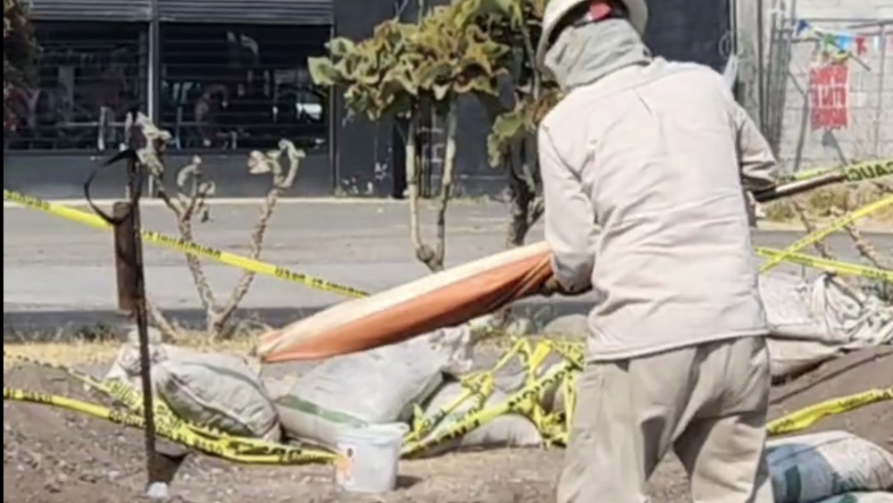 Descubren toma clandestina en ductos de PEMEX en Querétaro.