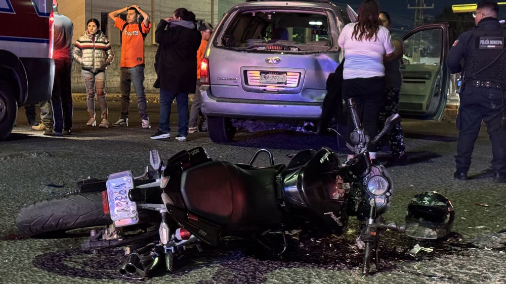 Motociclista gravemente herido en choque con automóvil en San Juan del Río.