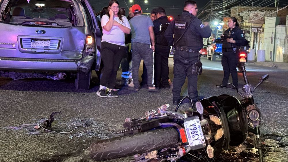 Motociclista gravemente herido en choque con automóvil en San Juan del Río.