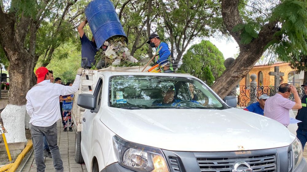 Más de 30 mil visitantes acudieron a los panteones de San Juan del Río.