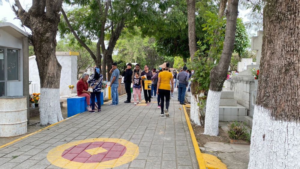 Más de 30 mil visitantes acudieron a los panteones de San Juan del Río.