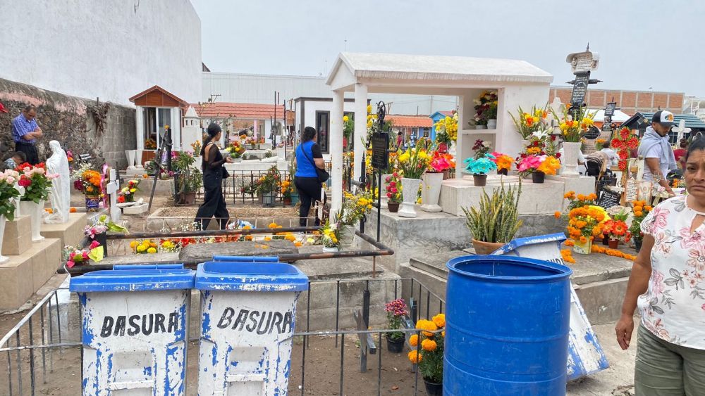 Más de 30 mil visitantes acudieron a los panteones de San Juan del Río.