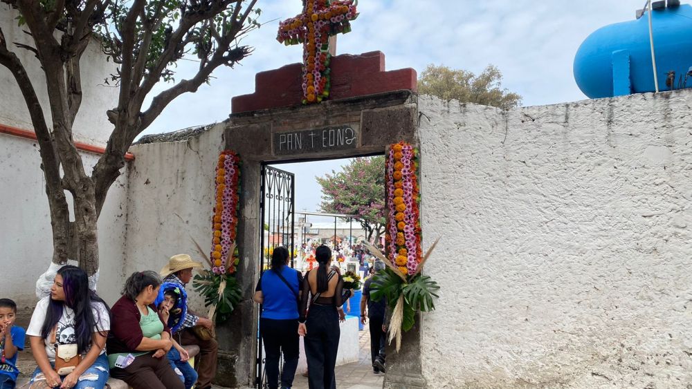 Más de 30 mil visitantes acudieron a los panteones de San Juan del Río.