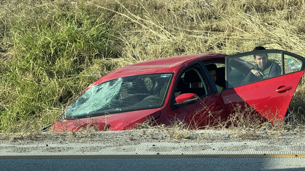 Volcadura en la autopista México-Querétaro afecta tráfico sin heridos.