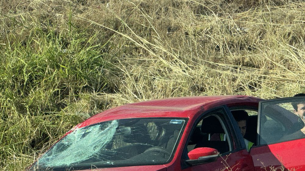 Volcadura en la autopista México-Querétaro afecta tráfico sin heridos.