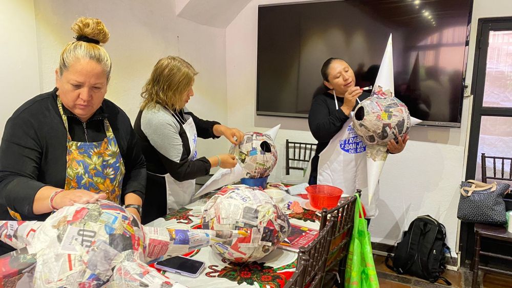 Mujeres de San Juan del Río aprenden el arte de hacer piñatas para emprender.