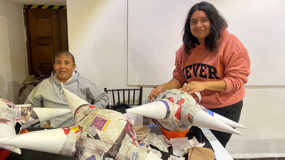 Mujeres de San Juan del Río aprenden el arte de hacer piñatas para emprender.