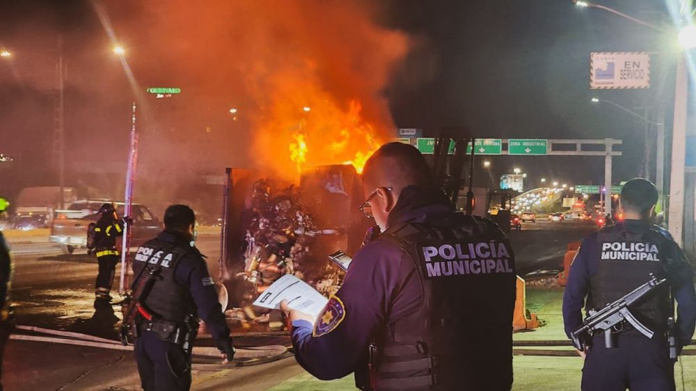 Vehículo de carga se incendia en 5 de Febrero. Foto: Ilustrativa/ Facebook/Protección Civil del Municipio de Querétaro.