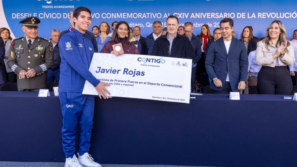 Gobernador Mauricio Kuri encabeza desfile por el CXIV Aniversario de la Revolución Mexicana.