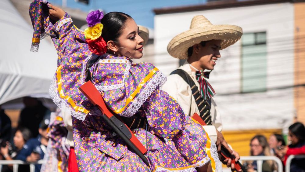 Gobernador Mauricio Kuri encabeza desfile por el CXIV Aniversario de la Revolución Mexicana.