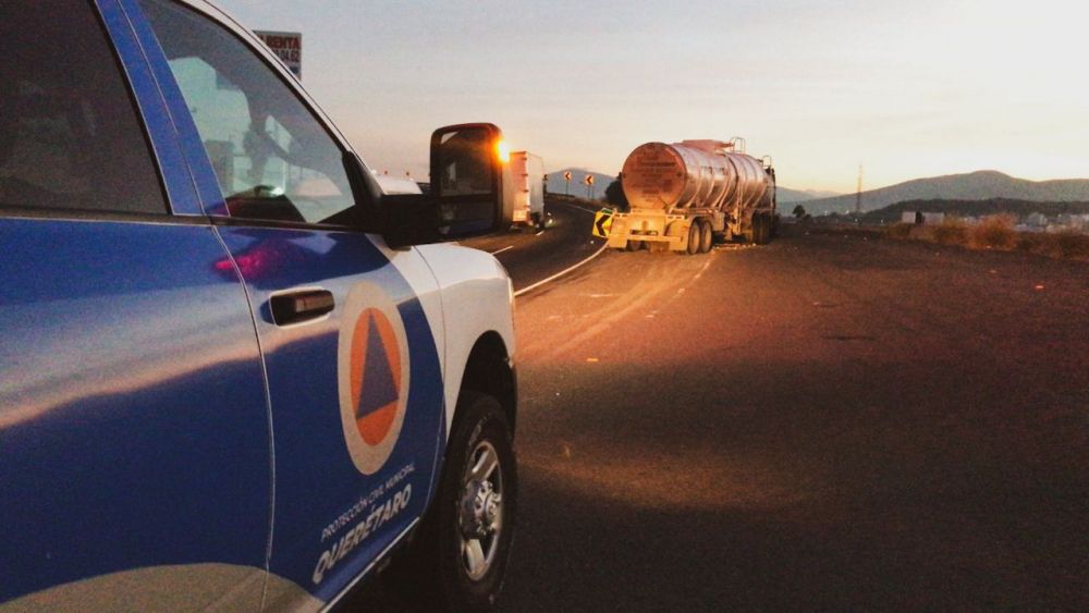 Incidente en Libramiento Norponiente: Autotanque derriba señaléticas viales. Foto: Ilustrativa/ Facebook/Protección Civil del Municipio de Querétaro.