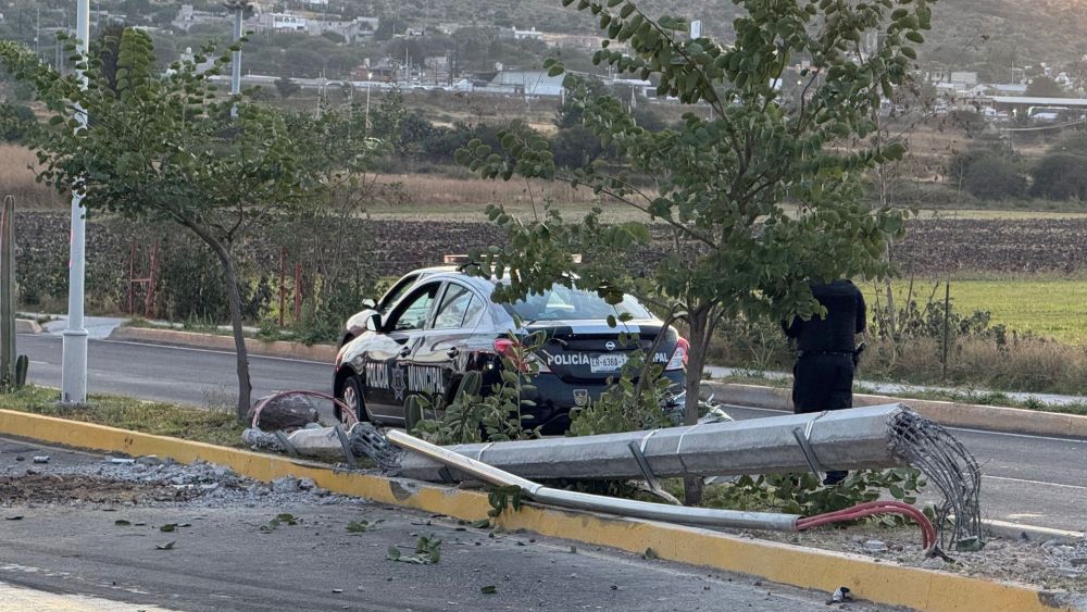 Accidente en Boulevard Sara Pérez: Camioneta se impacta contra poste y deja cuantiosos daños.