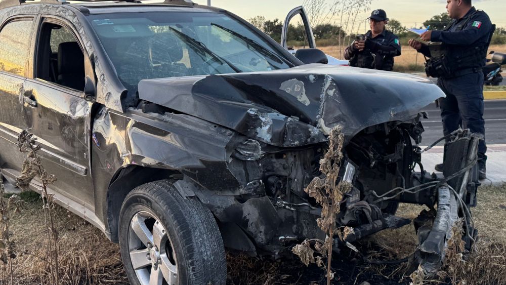 Accidente en Boulevard Sara Pérez: Camioneta se impacta contra poste y deja cuantiosos daños.