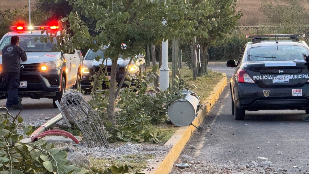 Accidente en Boulevard Sara Pérez: Camioneta se impacta contra poste y deja cuantiosos daños.