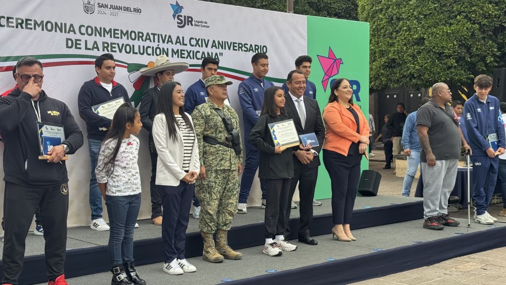 San Juan del Río conmemora el CXIV Aniversario de la Revolución Mexicana con un homenaje a deportistas y entrenadores.