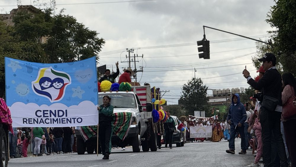 Miles de ciudadanos presenciaron desfile de la Revolución Mexicana.