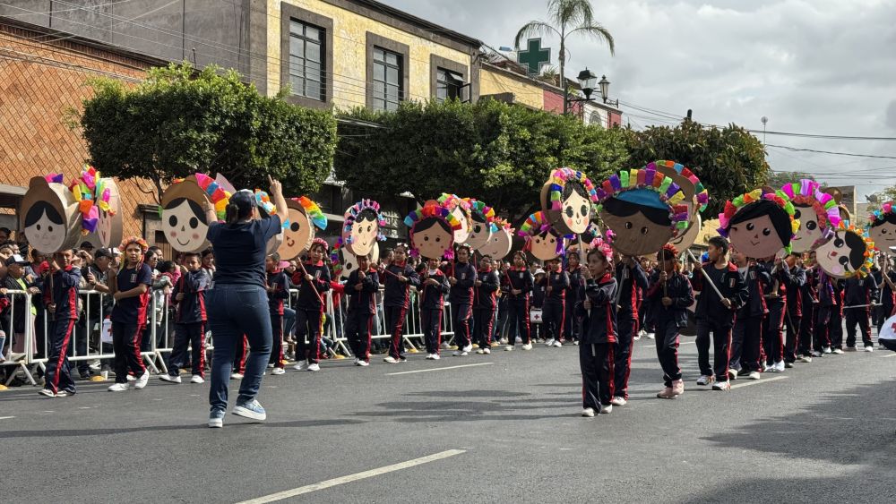 Miles de ciudadanos presenciaron desfile de la Revolución Mexicana.