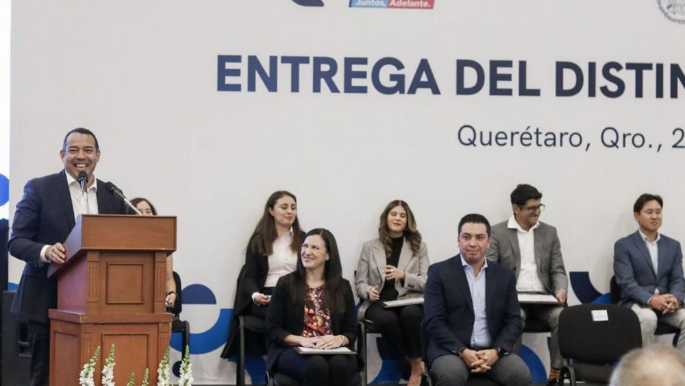 Roberto Cabrera recibe el “Distintivo Sin Brecha 2024” en San Juan del Río.