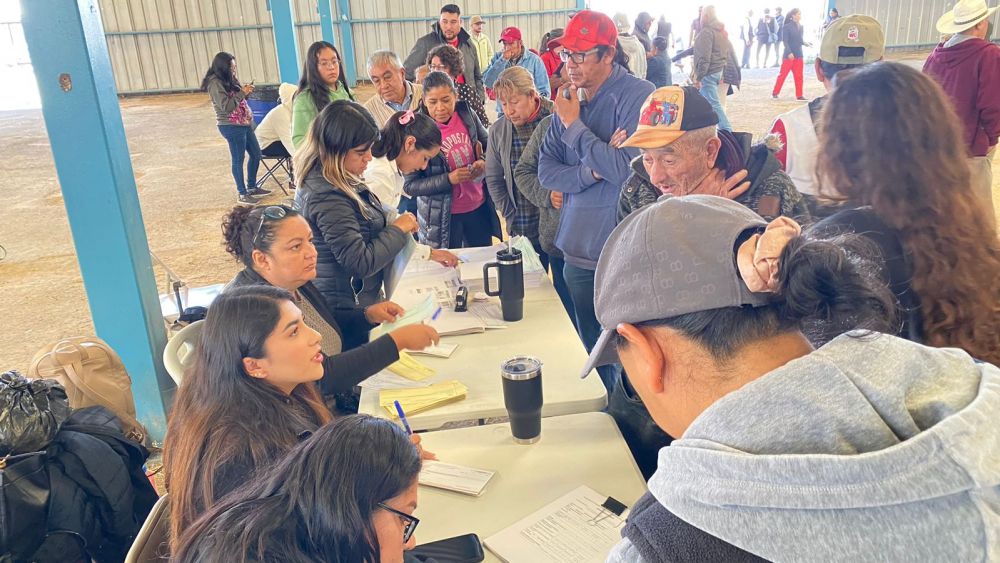 Roberto Cabrera entrega calentadores solares subsidiados a familias de San Juan del Río.