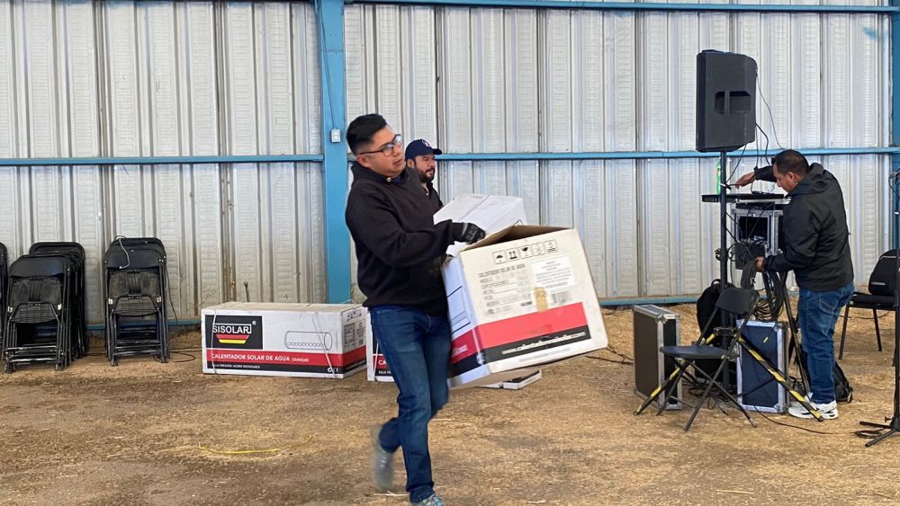 Roberto Cabrera entrega calentadores solares subsidiados a familias de San Juan del Río.