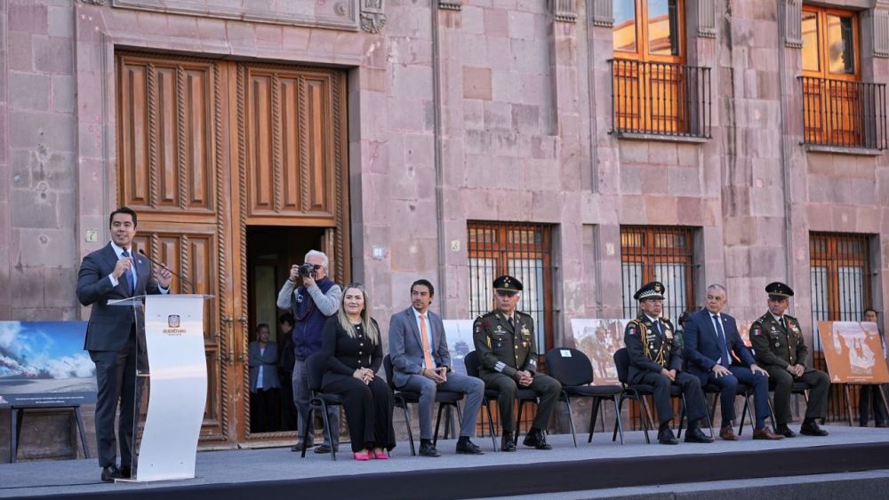 Felifer Macías destaca colaboración interinstitucional en honores a la bandera.