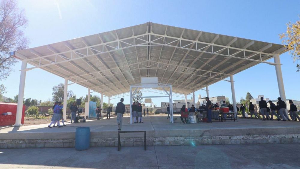 Roberto Cabrera entrega cuatro techumbres para escuelas de San Juan del Río.